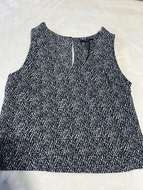 Forever 21 Black and White Patterned Sleeveless Top